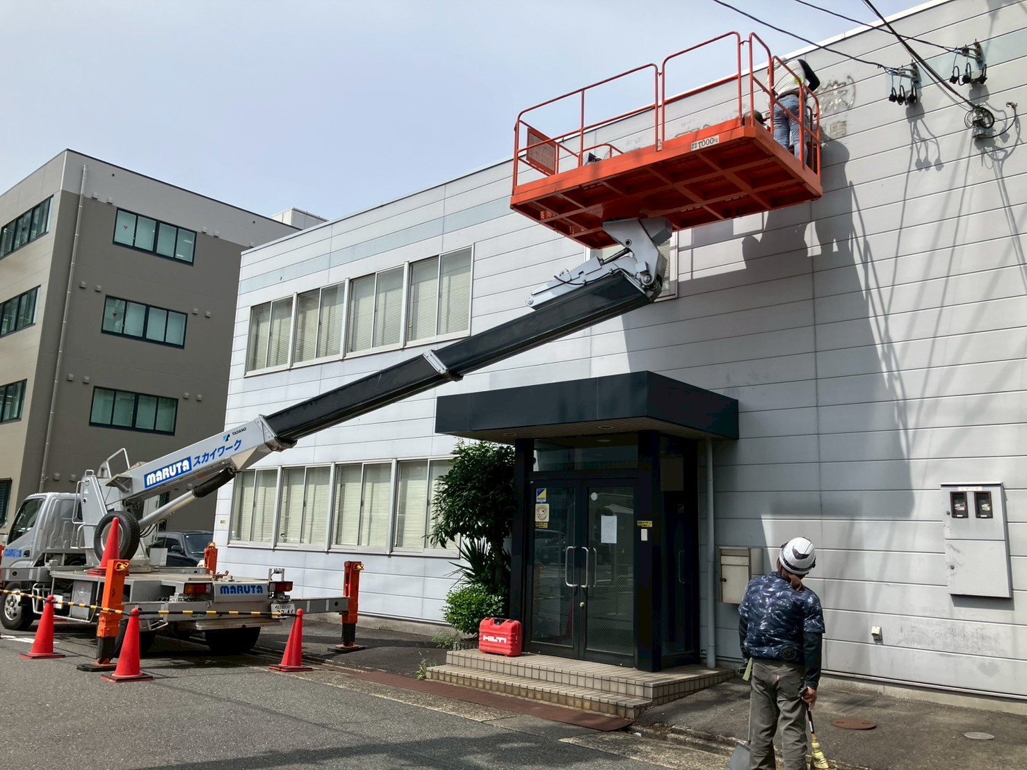 高所作業車を使用した外壁の会社看板・立体文字撤去工事
