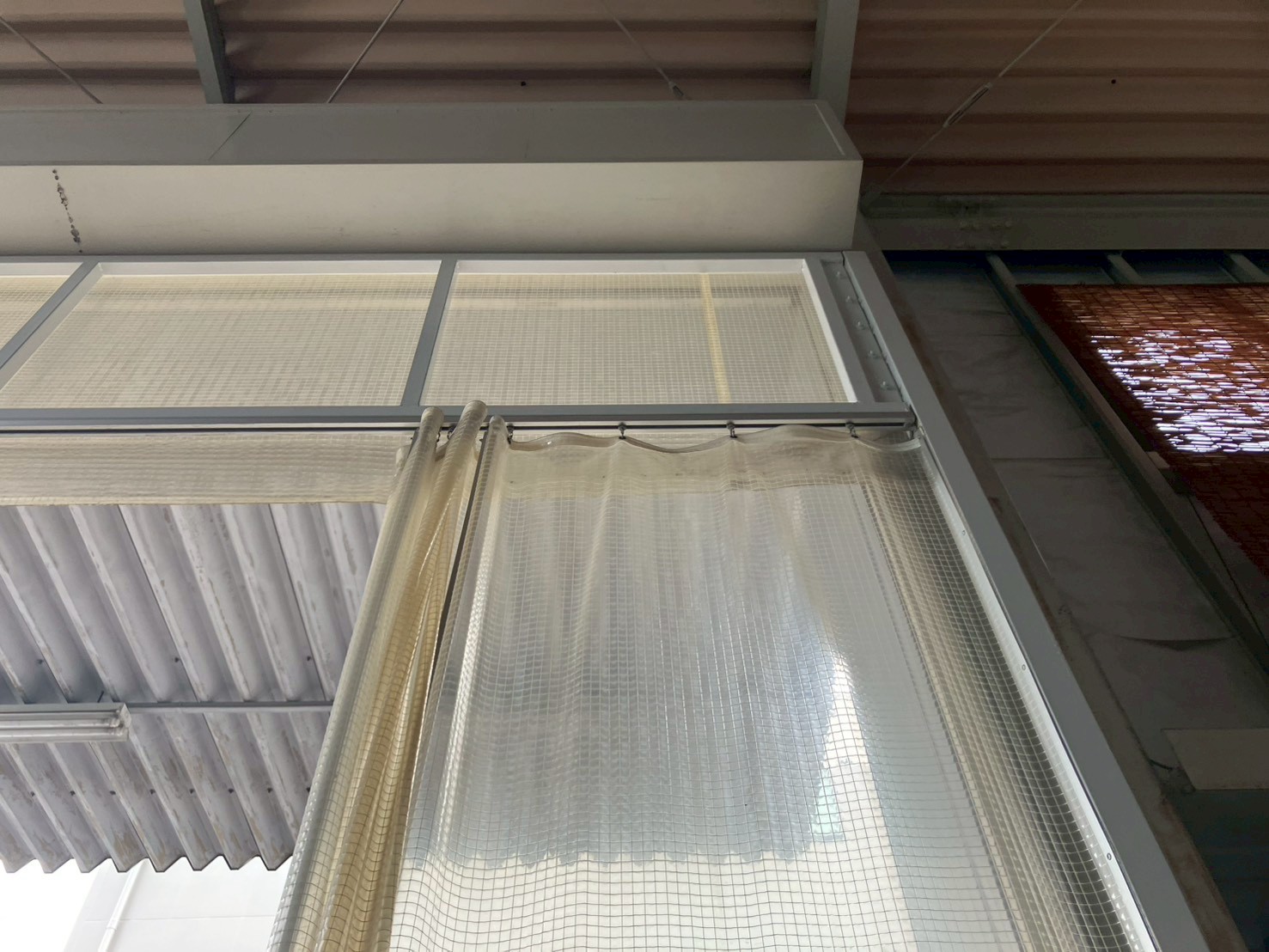 搬入口の大型ビニールカーテン（約24m）