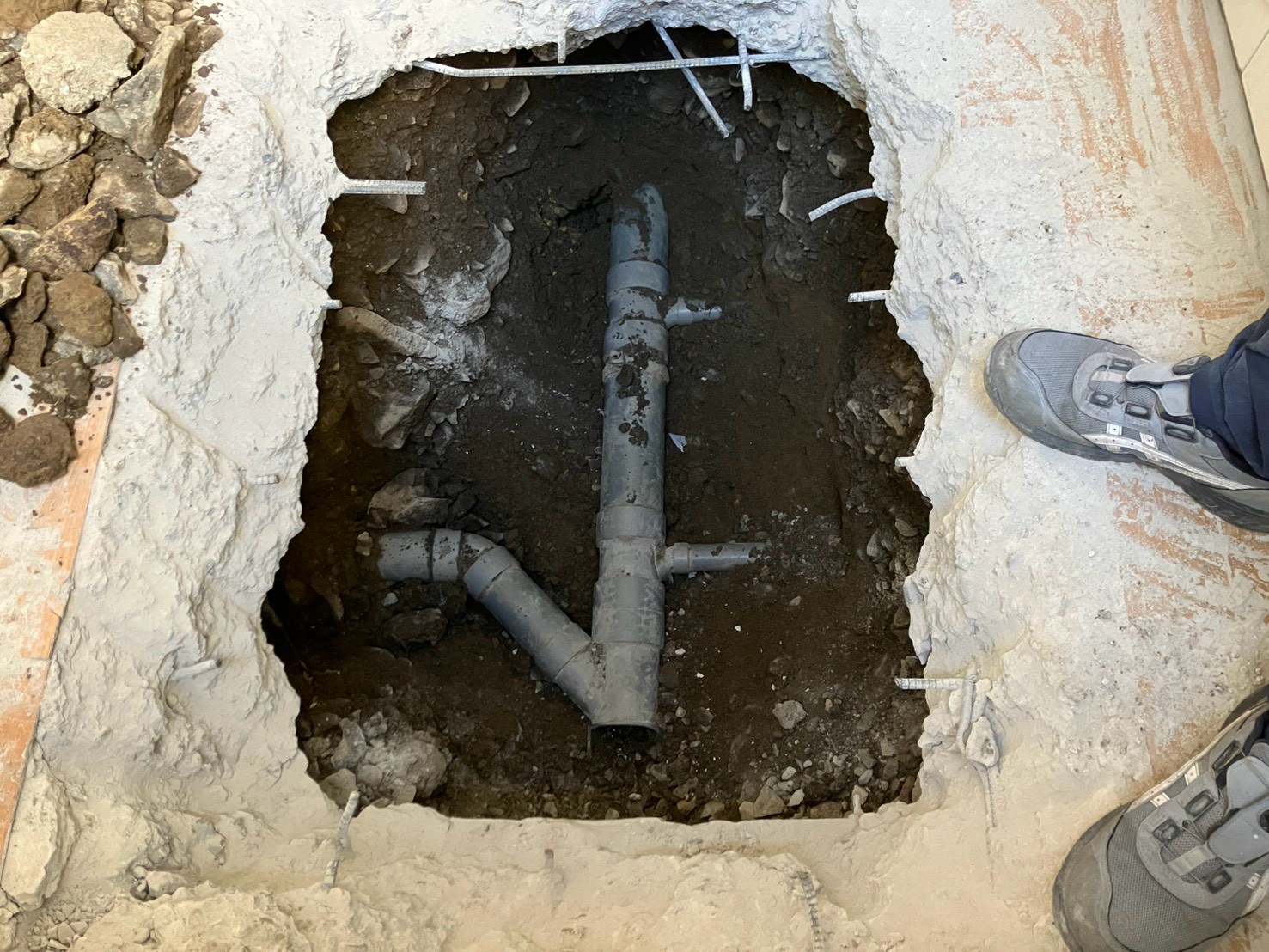 土間の掘削作業および汚水管・排水管の露出と新設配管の立ち上げ作業