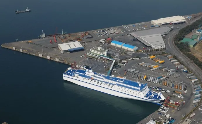 「フェリー埠頭テナント｜天井・下地・巾木まで対応した原状回復・内装解体工事