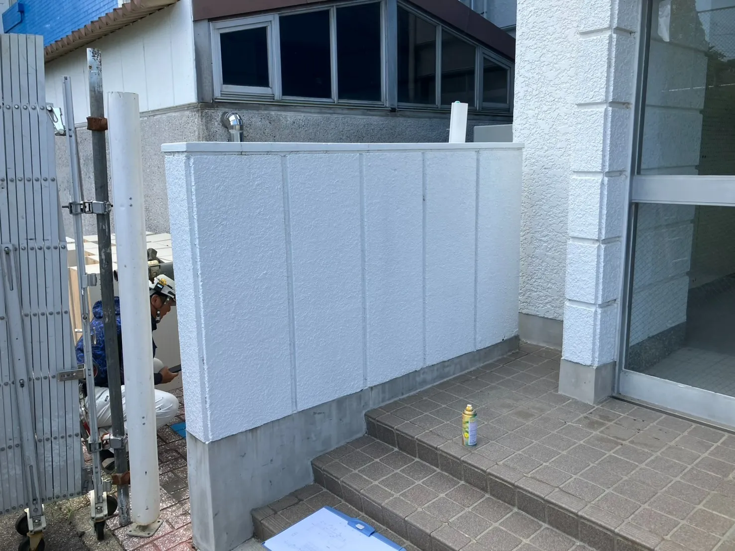 小学校内での腰壁撤去・土間ハツリ工事（愛知県瀬戸市）